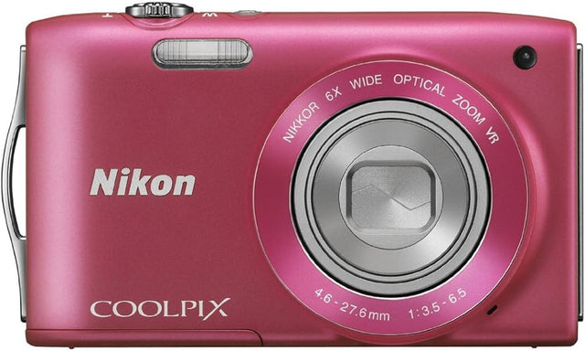 Nikon Coolpix S3500 digitale compactcamera, roze, voorkant met opschrift Nikkor 6x Wide Optical Zoom VR, tweedehands