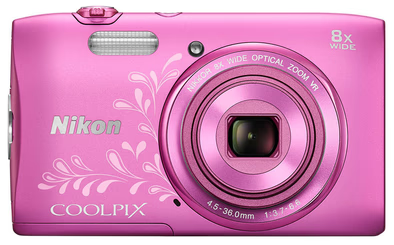 Nikon Coolpix S3600 digitale compactcamera, roze met lineart-bloemmotief, voorkant met 8x Nikkor-zoomlens, tweedehands