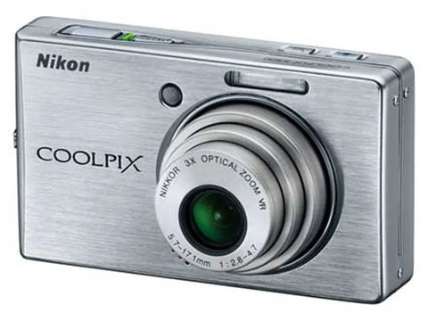 Nikon Coolpix S500 digitale compactcamera, zilver, schuin van voren met 3x zoomlens, tweedehands