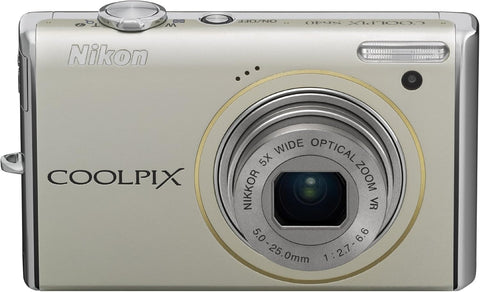 Nikon Coolpix S640 digitale compactcamera, zilver, champagnetint, voorkant met 5x zoomlens, tweedehands