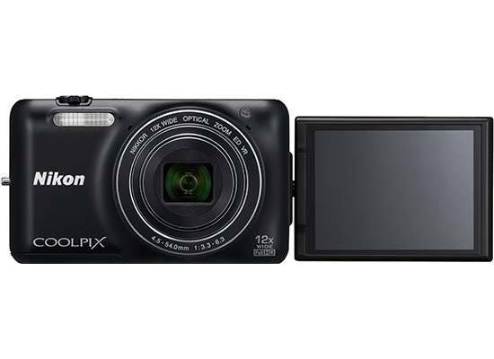 Nikon Coolpix S6600 compactcamera, zwart, voorkant met uitgeklapt draaibaar scherm, tweedehands