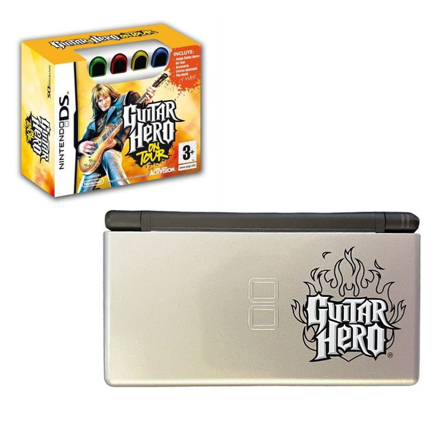 Nintendo DS Lite Guitar Hero On Tour Special Edition, zilver met logo, dichtgeklapt met de speldoos erachter, tweedehands