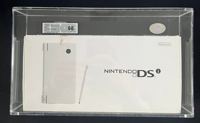 Nintendo DSi console, wit, doos in een UKG-gecertificeerde acryl case, voorkant, nieuw in verpakking