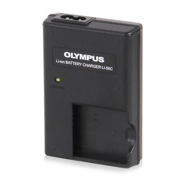 Olympus LI-50C acculader voor LI-50B, zwarte lader van voren met leeg laadvak en CHARGE-lampje