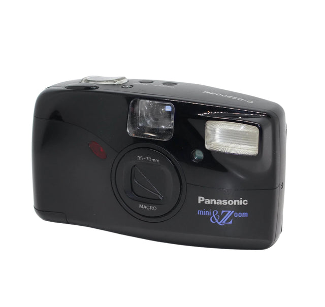 Panasonic C-2200ZM mini Zoom 35mm filmcamera, zwart, voorkant schuin, tweedehands