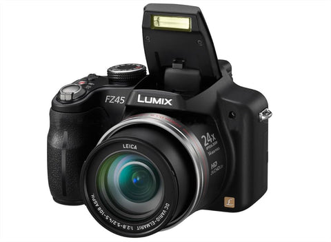 Panasonic Lumix DMC-FZ45 bridgecamera, zwart, schuin van voren met 24x Leica-zoomlens en opgeklapte flitser, tweedehands