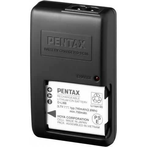 Pentax D-BC88 acculader voor Panasonic VW-VBX070, zwarte lader van boven met een Pentax D-LI88-accu erin
