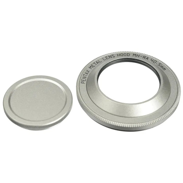 Pentax MH-RA 38773 metalen zonnekap, zilver, zonnekap naast een metalen dop met opschrift Pentax Metal Lens Hood MH-RA 40.5mm