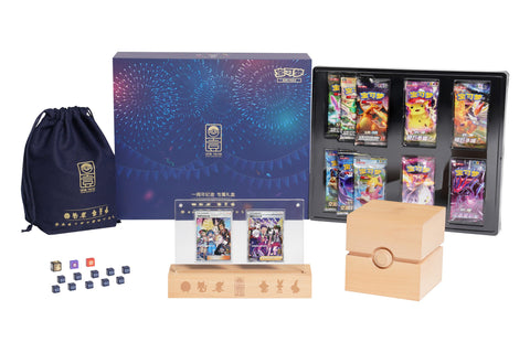 Pokémon 1st Year Anniversary Gift Box Chinese uitgave, doos met buidel, dobbelstenen, kaarten en houten doosje