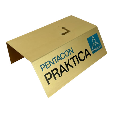 Praktica Pentacon displaystandaard, vintage metalen winkeldisplay DDR, goudkleurig met Praktica-opschrift, tweedehands