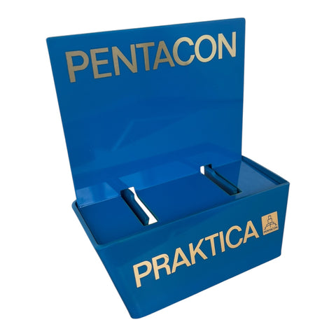 Praktica Pentacon vintage winkeldisplay voor camera's, blauwe standaard met de namen Pentacon en Praktica, tweedehands