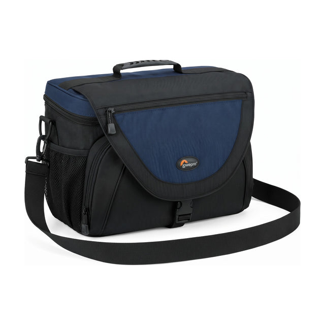 Lowepro Nova 5 AW camera schoudertas in navy blauw met zwart, voorkant met klep, Lowepro-logo en schouderriem