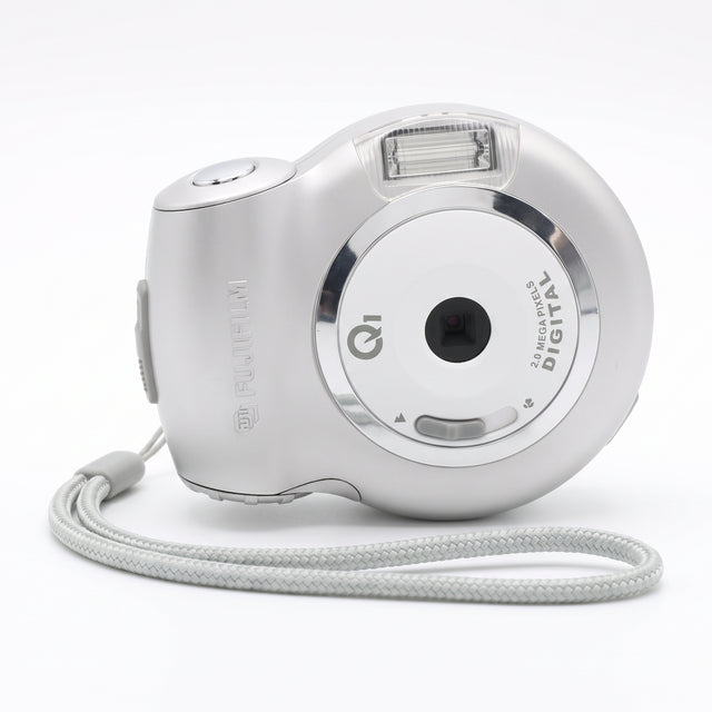 Fujifilm Q1 Digital digitale compactcamera, zilver, voorkant met lens, flitser en 2.0 Mega Pixels Digital-opdruk