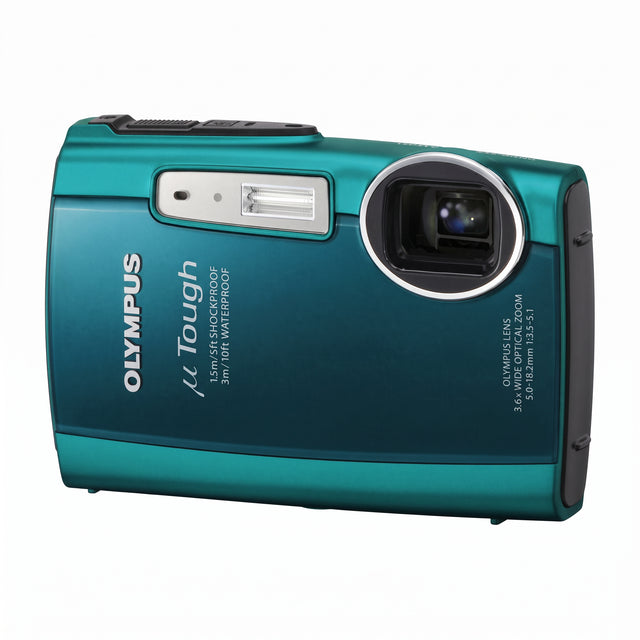 Olympus Mju Tough-3000 digitale compactcamera, groen (Emerald Green), schuin vooraanzicht met opschrift Tough