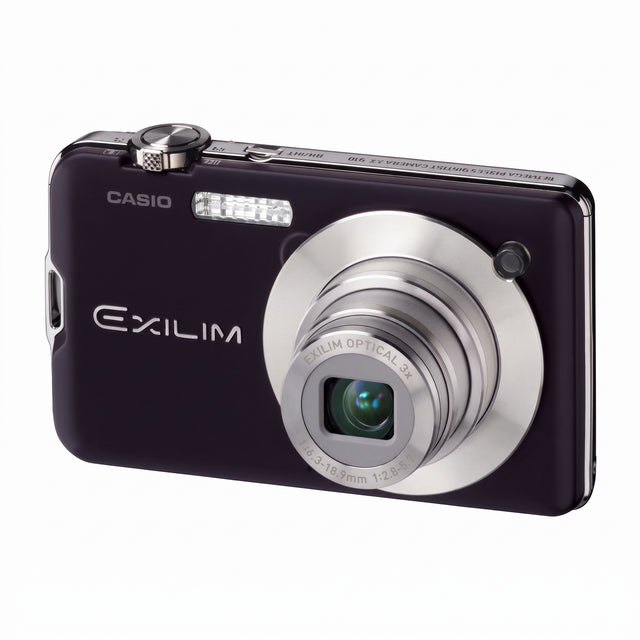 Casio Exilim EX-S10 digitale compactcamera, zwart, schuin van voren met zilveren lensring en 3x zoomlens