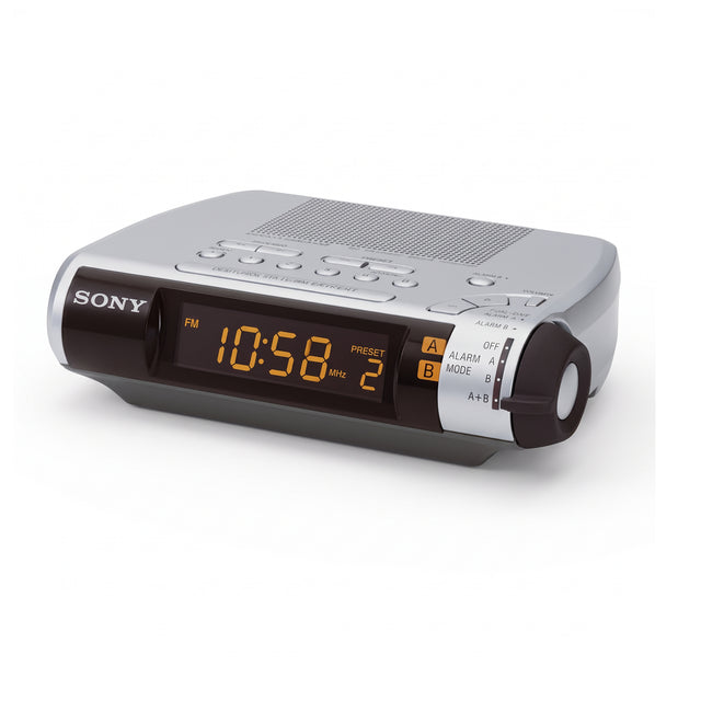 Sony Dream Machine ICF-C253 klokradio, zilver, schuin van voren met de klok op het display