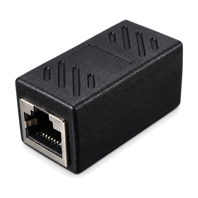 Zwart RJ45-koppelstuk female naar female met zilverkleurige metalen rand rond de netwerkpoort, schuin van voren