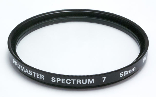 ProMaster Spectrum 7 UV filter 58mm, zwarte vatting met opschrift Promaster Spectrum 7 58mm UV, los filter schuin van voren