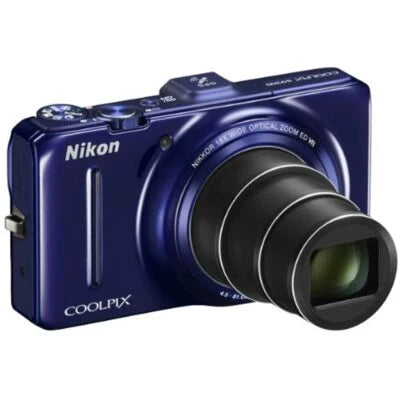 Nikon Coolpix S9300 digitale compactcamera, blauw, schuin vooraanzicht met uitgeschoven 18x zoomlens, tweedehands