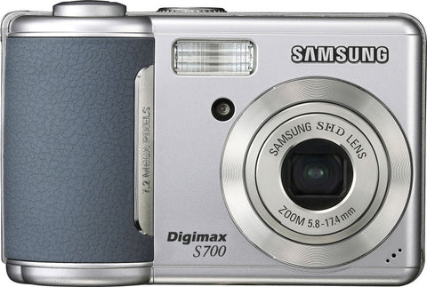 Samsung Digimax S700 digitale compactcamera, zilver met blauwgrijze handgreep, voorkant met 3x zoomlens, tweedehands