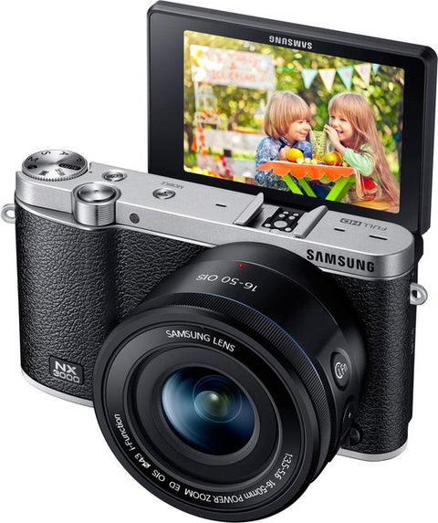 Samsung NX3000 systeemcamera met 16-50mm OIS-lens, zwart met zilveren bovenkant, voorkant met opgeklapt scherm, tweedehands