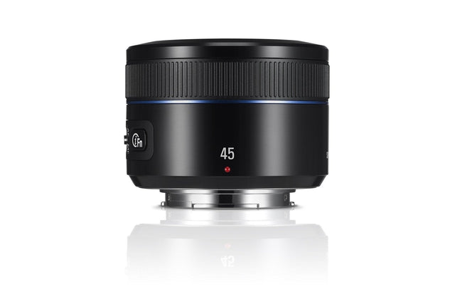 Samsung NX 45mm f/1.8 i-Function lens, zwart met blauwe ring, zijkant met i-Fn-knop, tweedehands