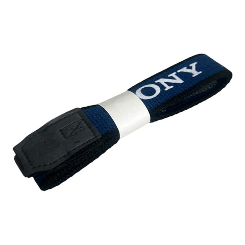 Sony vintage camera nekriem 2,5 cm, blauw met witte Sony-letters, opgerold met papieren bandje