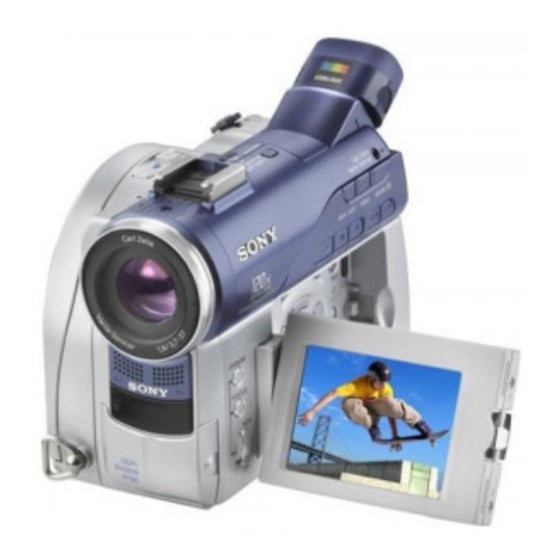 Sony DCR-DVD100E DVD-Handycam videocamera, zilver/blauw, schuin vooraanzicht met uitgeklapt scherm, tweedehands