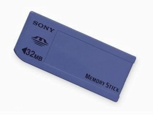 Sony Memory Stick 32 MB, blauwpaars, schuin liggend, tweedehands