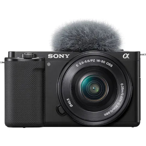 Sony ZV-E10 systeemcamera met 16-50mm lens, zwart, voorkant met windkap op de microfoon, tweedehands