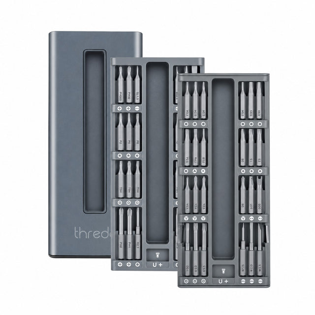 Thredo 48-delige precisie bitset, grijs, gesloten aluminium case naast twee open bakjes met bits
