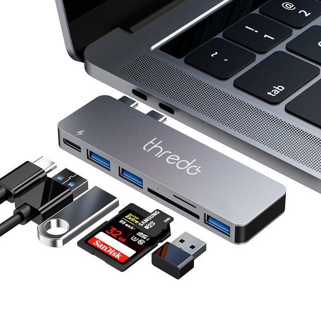 Thredo 6-in-1 USB-C hub docking station, space gray, aangesloten op een MacBook met USB-stick en geheugenkaart