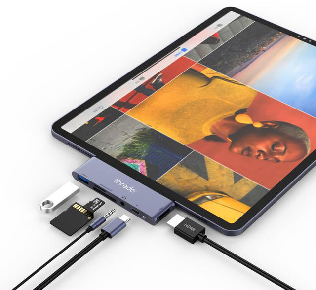 Thredo 6-in-1 USB-C hub voor iPad Pro, grijs, aangesloten op een iPad met kabels