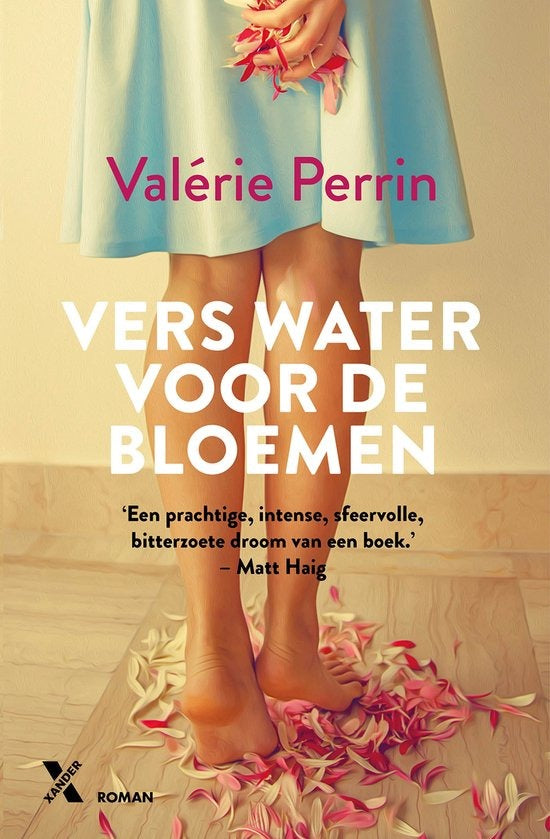 Vers water voor de bloemen, Valérie Perrin, roman, omslag met blote voeten tussen roze bloemblaadjes, tweedehands