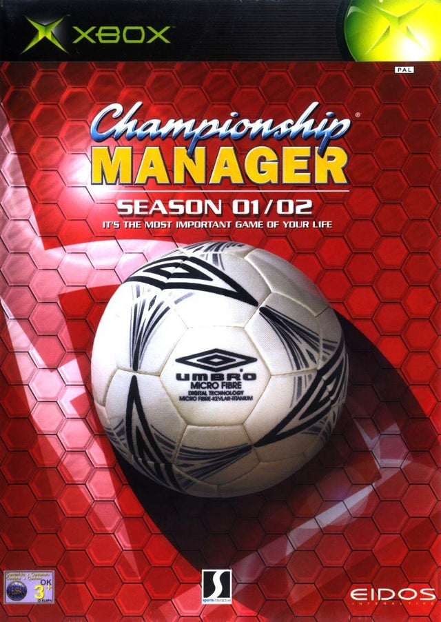 Xbox Championship Manager Season 01/02 van Eidos, rode doos voorkant met een Umbro-voetbal, tweedehands