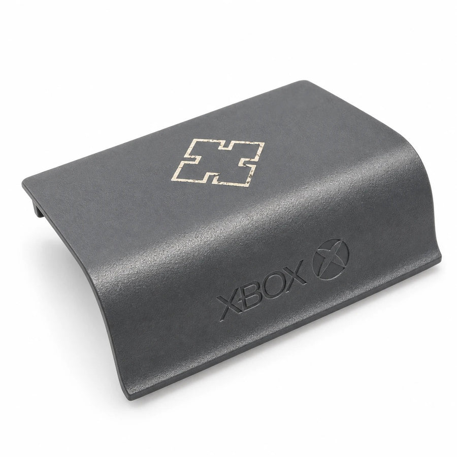 Microsoft-Batterijklepje Xbox One Controller Recon Tech Special Edition, donkergrijs met gouden insigne, schuin van boven, Tweedehands