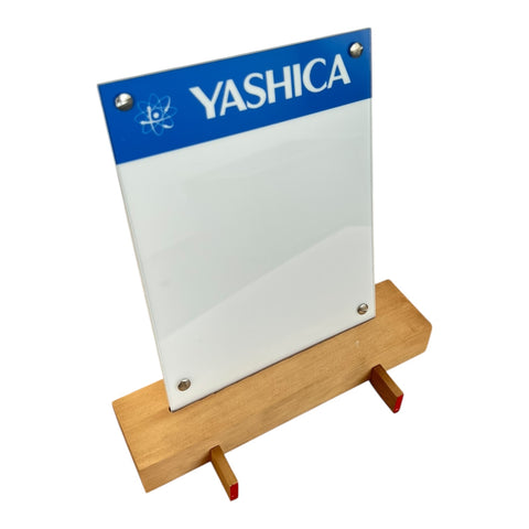Yashica-Display Prijzenlijst Bord – Vintage Winkeldisplay op Houten Voet – Promotiestandaard (Nieuw)