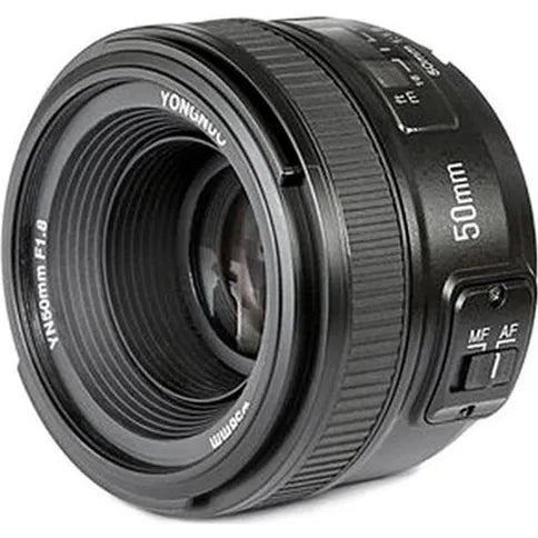 Yongnuo YN50mm f/1.8 lens voor Canon EF, zwart, schuin van voren met MF AF-schakelaar, tweedehands