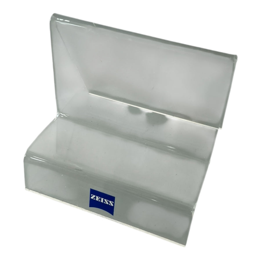 Zeiss-Display Standaard – Transparante Acryl Winkeldisplay voor Lenzen of Accessoires Tweedehands