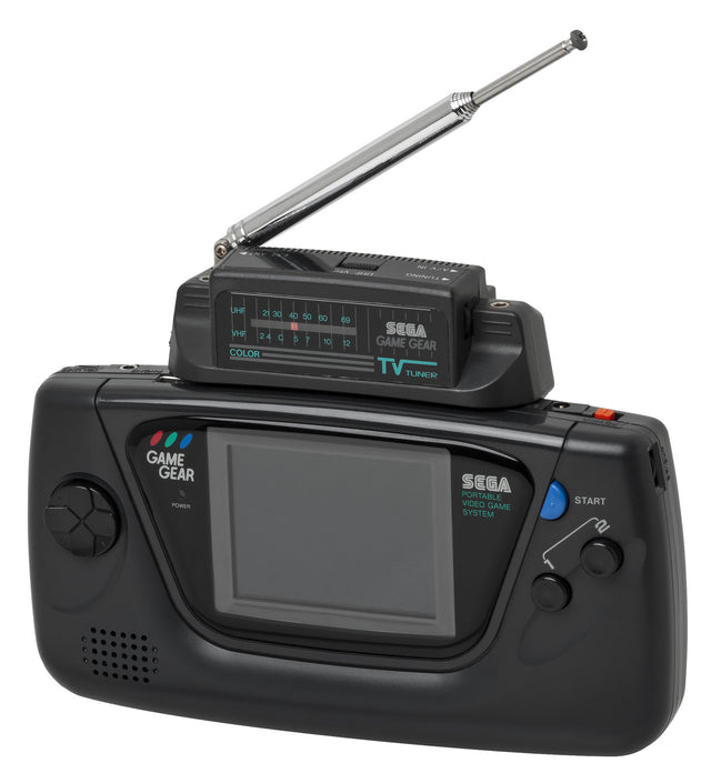 SEGA Game Gear TV Tuner MK-2101-18, zwart met uitgeschoven antenne, gemonteerd op een Game Gear console ter illustratie