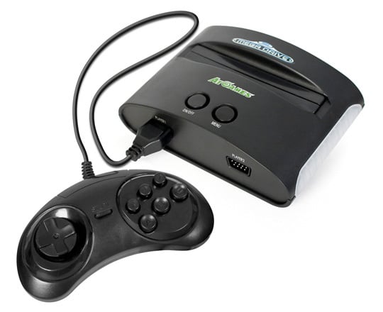 SEGA Mega Drive Classic console zwart met controller, AtGames uitvoering, schuin van voren, tweedehands
