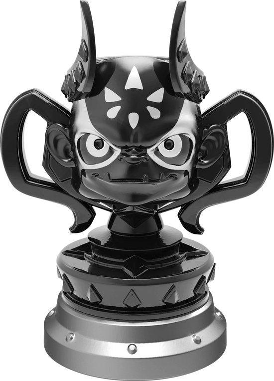 Skylanders Kaos Trophy magisch item, zwarte beker met het hoofd van Kaos op een zilveren voet, voorkant, tweedehands