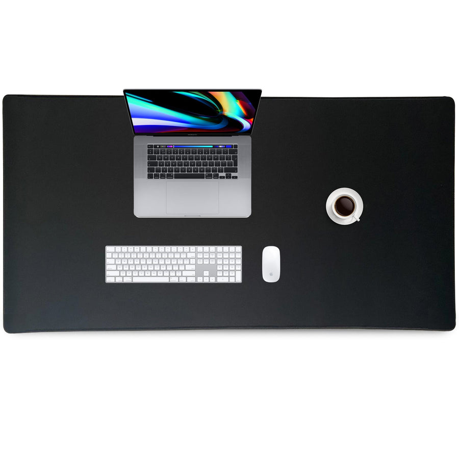 Thredo gaming muismat XXL 140 x 70 cm, zwart, met laptop, toetsenbord, muis en koffiekop erop
